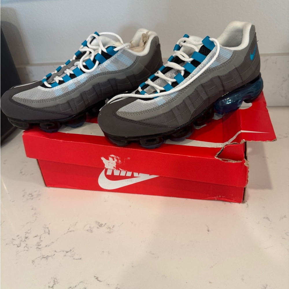 Never worn air vapor max. Men’s size 9 women’s 10.5
